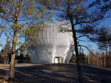 Kirkkonummen vesitorni etualalla mäntyjä